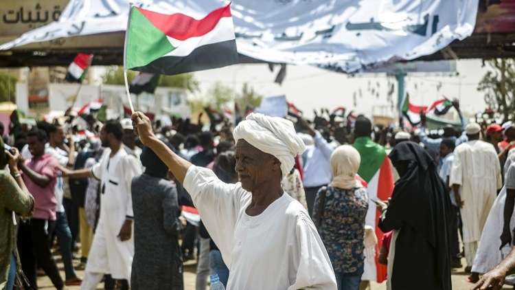 المعارضة السودانية تعلن عن 3 شروط لفض اعتصامها أمام مبنى قيادة الجيش
