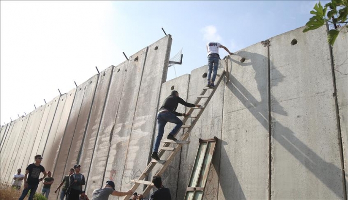 بإرادة التحدي: الفلسطينيون يصلون المسجد الأقصى رغم أنف المحتل
