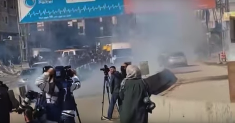 إصابة عدد من الصحفيين الدوليين بينهم رئيس الاتحاد الدولي في قمع الاحتلال لمسيرة 