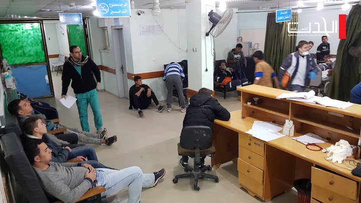 اصابة 43 مواطنا برصاص الاحتلال بينهم مسعفين وصحفيين على حدود غزة
