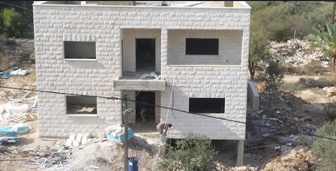 منزل جديد لعائلة جرار يفتح نقاشاً إسرائيلياً حول قانونية هدم بيوت الشهداء بعد إعادة البناء
