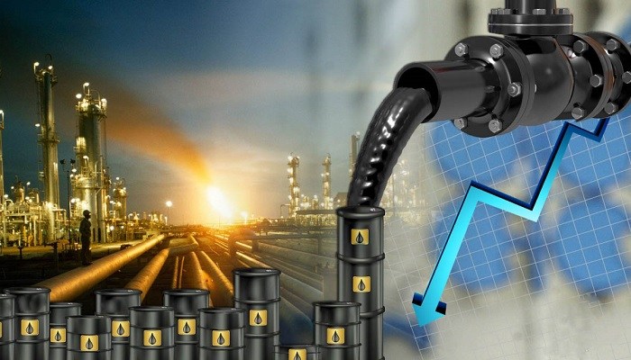النفط يهبط إلى أدنى مستوى في أكثر من عام
