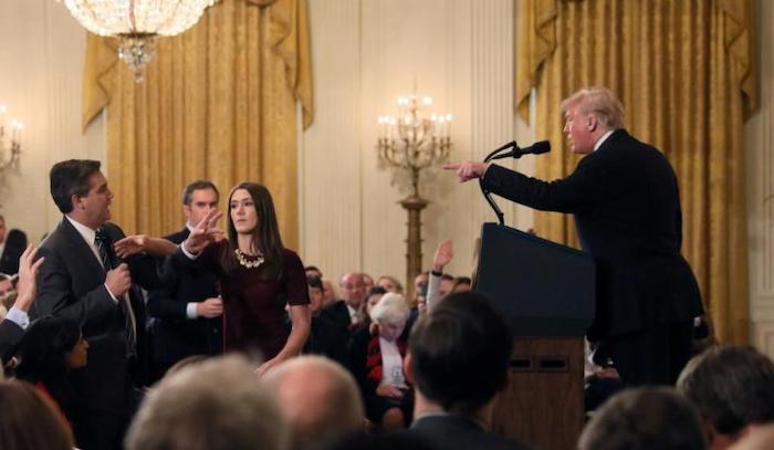 القضاء الأميركي يلزم البيت الأبيض بإعادة اعتماد مراسل CNN جيم أكوستا

