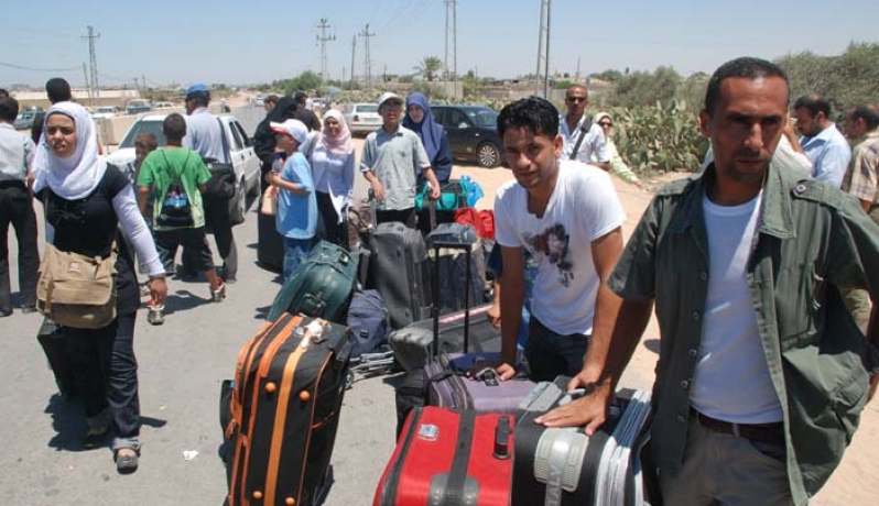 بدء دخول العالقين المتواجدين بالصالة المصرية الى غزة
