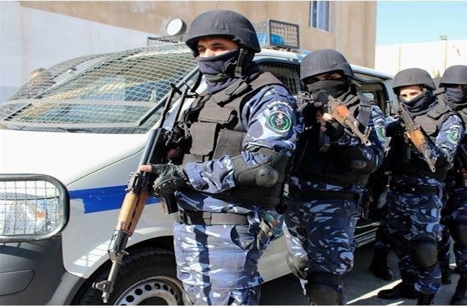 الشرطة تقبض على سيدة متهمة بالاعتداء على رجل وزوجته 
