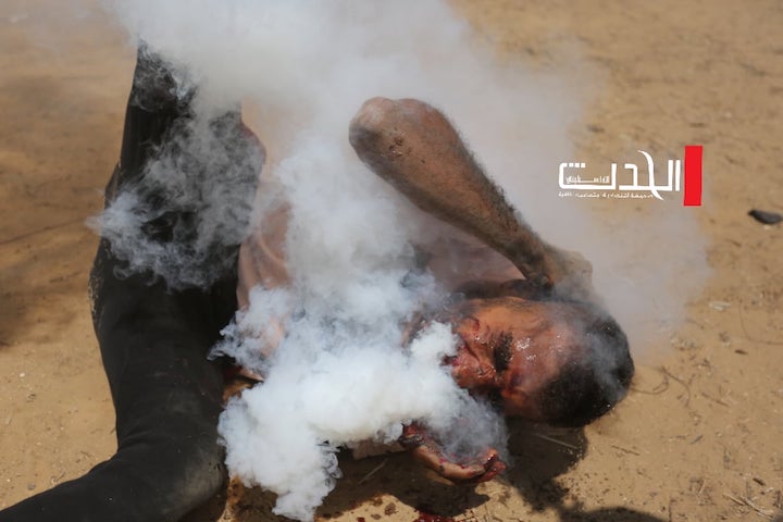 كاميرا الحدث: انفجار قنبلة غاز برأس متظاهر في غزة
