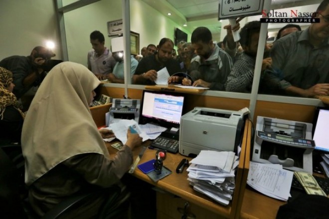 دوام استثنائي لبنوك غزة السبت لتطبيق قرار الرئيس صرف الرواتب
