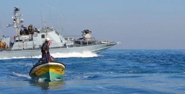 بحرية الاحتلال تطلق النار على مراكب الصيادين شمال غزة
