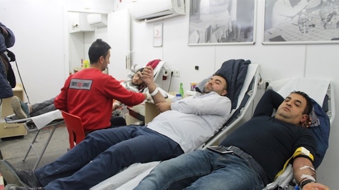 الهلال الأحمر التركي يخطط لإنشاء بنك للدم في غزة