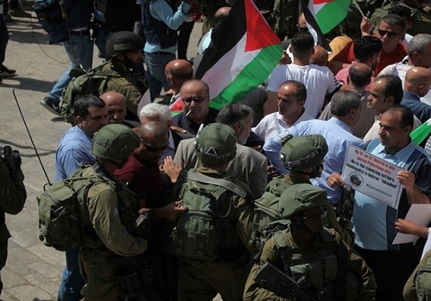 الاحتلال يقمع مسيرة مناهضة لقرار تشكيل مجلس إدارة المستوطنين في الخليل