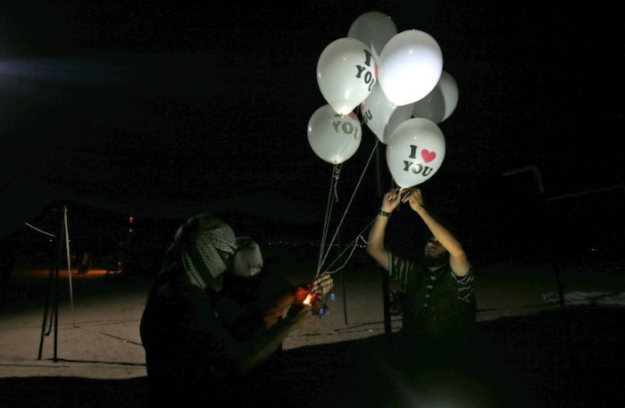 الإعلام العبري يعترف بهبوط ثلاثة بالونات حارقة في غلاف غزة
