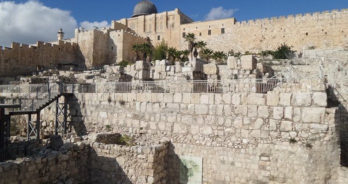 هارتس: ثيوفولوس باع أملاكا تاريخية لإقامة مستوطنة بالقدس
