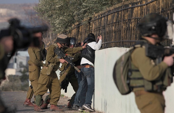 مصادر عبرية: اعتقال شاب فلسطيني في نابلس وآخر في بيت لحم بزعم طعن مستوطن