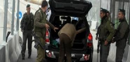 الاحتلال يعترض سيارة وينكل بركابها قرب الخان الأحمر
