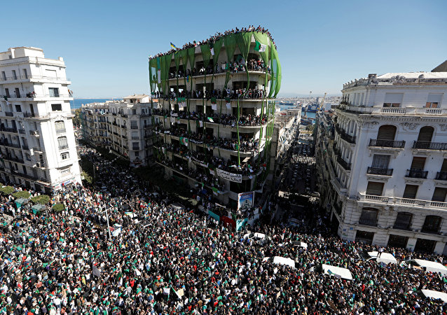 عشرات الآلاف من الجزائريين يحتجون وسط العاصمة