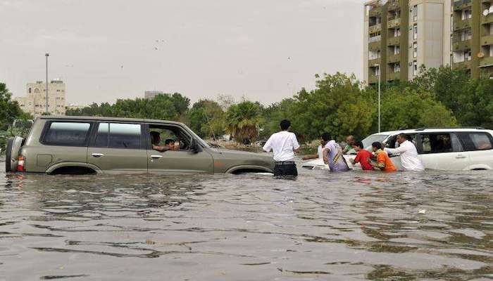 عواصف وفيضانات تجتاح عدة مناطق في السعودية