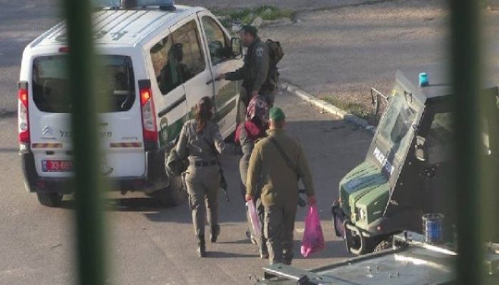 بزعم نيتها تنفيذ عملية: اعتقال فتاة فلسطينية على حاجز قلنديا