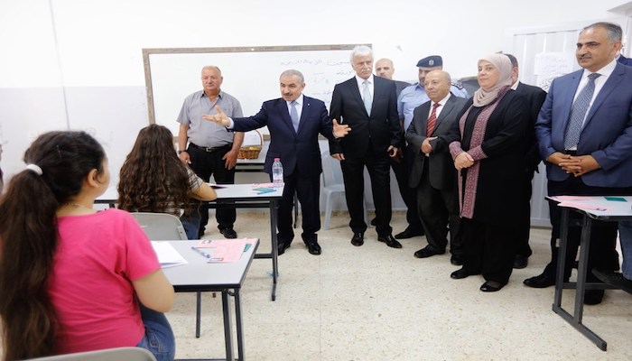 اشتية يتفقد قاعات امتحان الثانوية العامة في بلدة سلواد شرق رام الله
