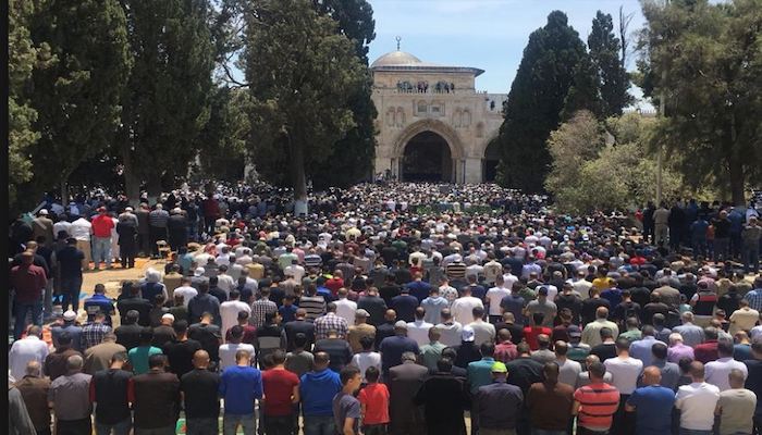 نحو 180 ألفًا يؤدّون صلاة الجمعة الأولى في رمضان
