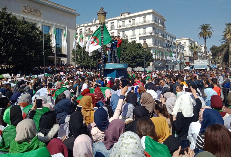 الآلاف يتظاهرون بالعاصمة الجزائرية في 