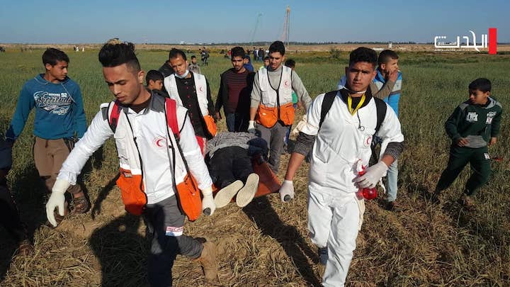 إصابة 10 مواطنين بالرصاص الحي وآخرين بالاختناق شرق قطاع غزة