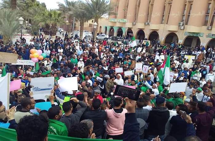 أول جمعة احتجاجات بوجه الرئيس الجزائري الجديد