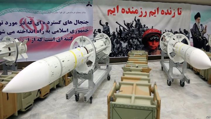 رمزاً للثقة بالذات:إيران تكشف عن صاروخ كروز طويل المدى
