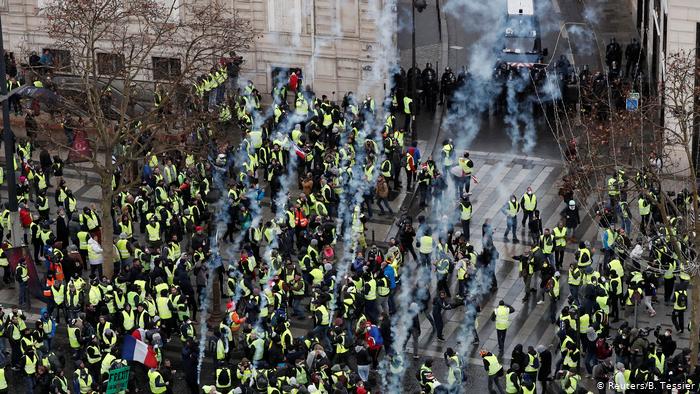 فرنسا.. ارتفاع حدة الاشتباكات بين محتجي السترات الصفراء والشرطة في تظاهرات 