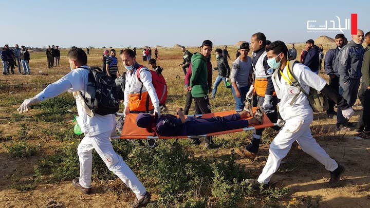 عدة إصابات بينها خطيرة خلال قمع الاحتلال لمسيرة العودة شرق غزة