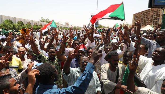 السودان: العسكر يلوحون بانتخابات والحراك يهدد بالعصيان