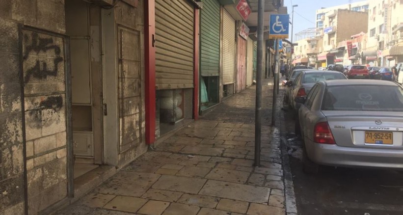 الاحتلال يغلق المحال التجارية في حارة باب حطة

