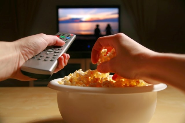 الأكل أمام التلفاز يزيد من احتمالية تناول طعام غير صحي!