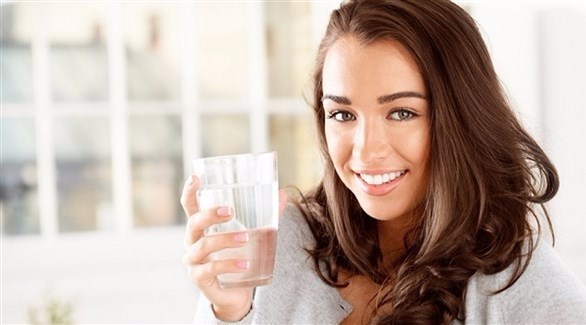 الإكثار من شرب الماء يحمي المرأة من الالتهابات
