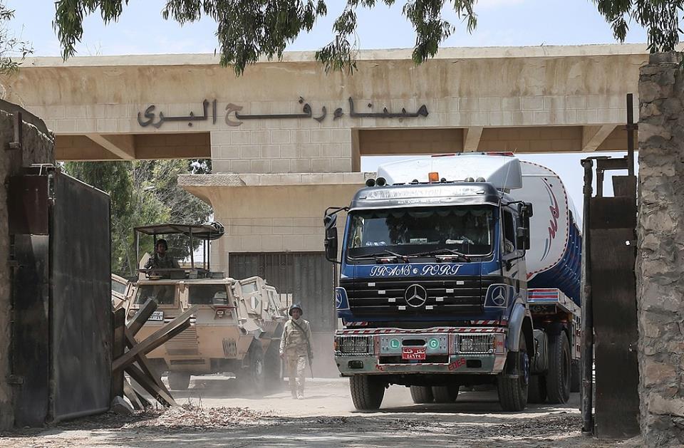 السلطات المصرية تفتح المعبر لليوم الرابع على التوالي لإدخال الوقود المصري إلى قطاع غزة