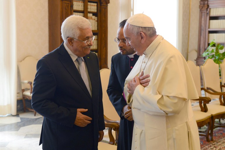 الرئيس عباس من الفاتيكان ندعو دول العالم إلى الاعتراف بدولة فلسطين