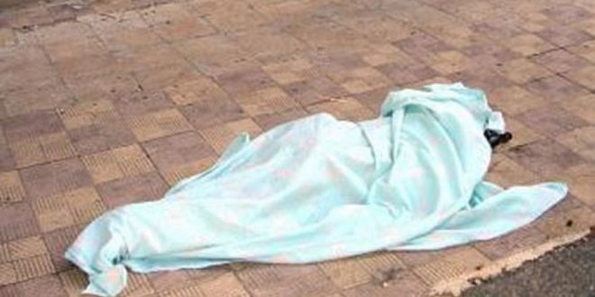 مركبة مجهولة تلقي بجثة شاب امام مستشفى يطا الحكومي  والشرطة والنيابة تحققان