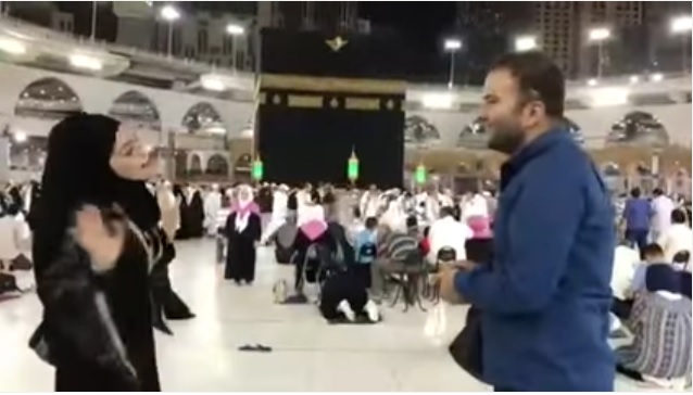 شاهد ماذا طلب شاب من فتاة أمام الكعبة؟ فيديو