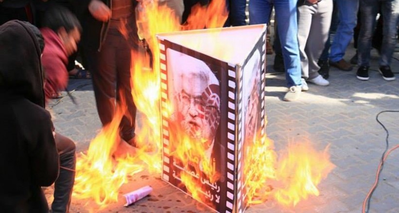 حماس تحرق صور الرئيس