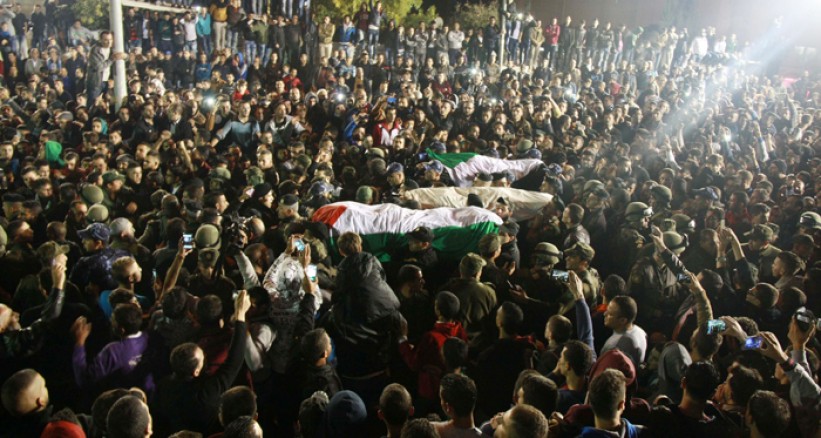 الخليل تسلم جثامين