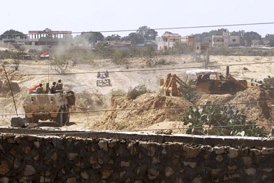 الجيش المصري يواصل تدمير المنازل المحاذية للحدود مع غزة
