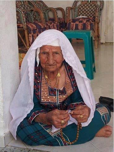 وفاة معمّرة في غزة عن عمر يناهز (122) عاماً 
لدى المعمرة من أبنائها العشرة، (150) حفيداً