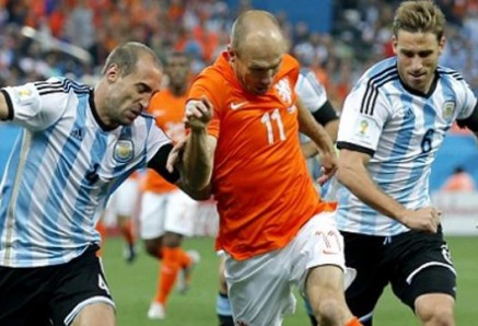  الأرجنتين تطيح بالطواحين الهولندية بركلات الترجيح لتلاقي ألمانيا في النهائي