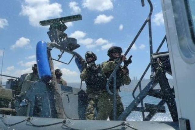  البحرية الإسرائيلية تحرق قاربي صيد فلسطينييْن قبالة سواحل غزة