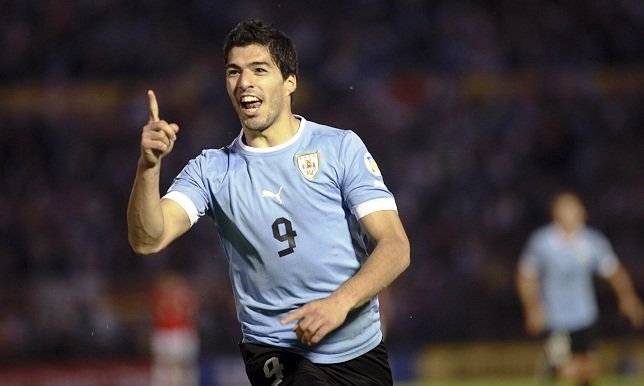 سواريز يعبر عن سعادته بارتداء قميص أوروجواي مجددا
