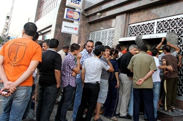انتهاء أزمة إغلاق بنوك غزة والموظفين يتسلمون رواتبهم