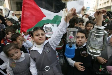 أطفال غزة يتظاهرون للمطالبة بفك الحصار وإعادة الإعمار