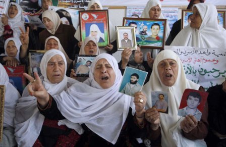 وقفة تضامنية بغزة دعما للأسرى المضربين عن الطعام في سجون الاحتلال