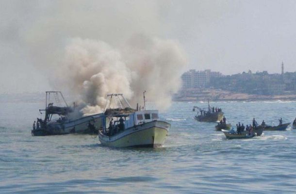  البحرية الإسرائيلية تدمر قارب صيد قبالة سواحل غزة