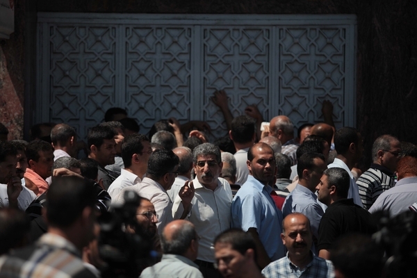 موظفو حكومة غزة يطالبون
