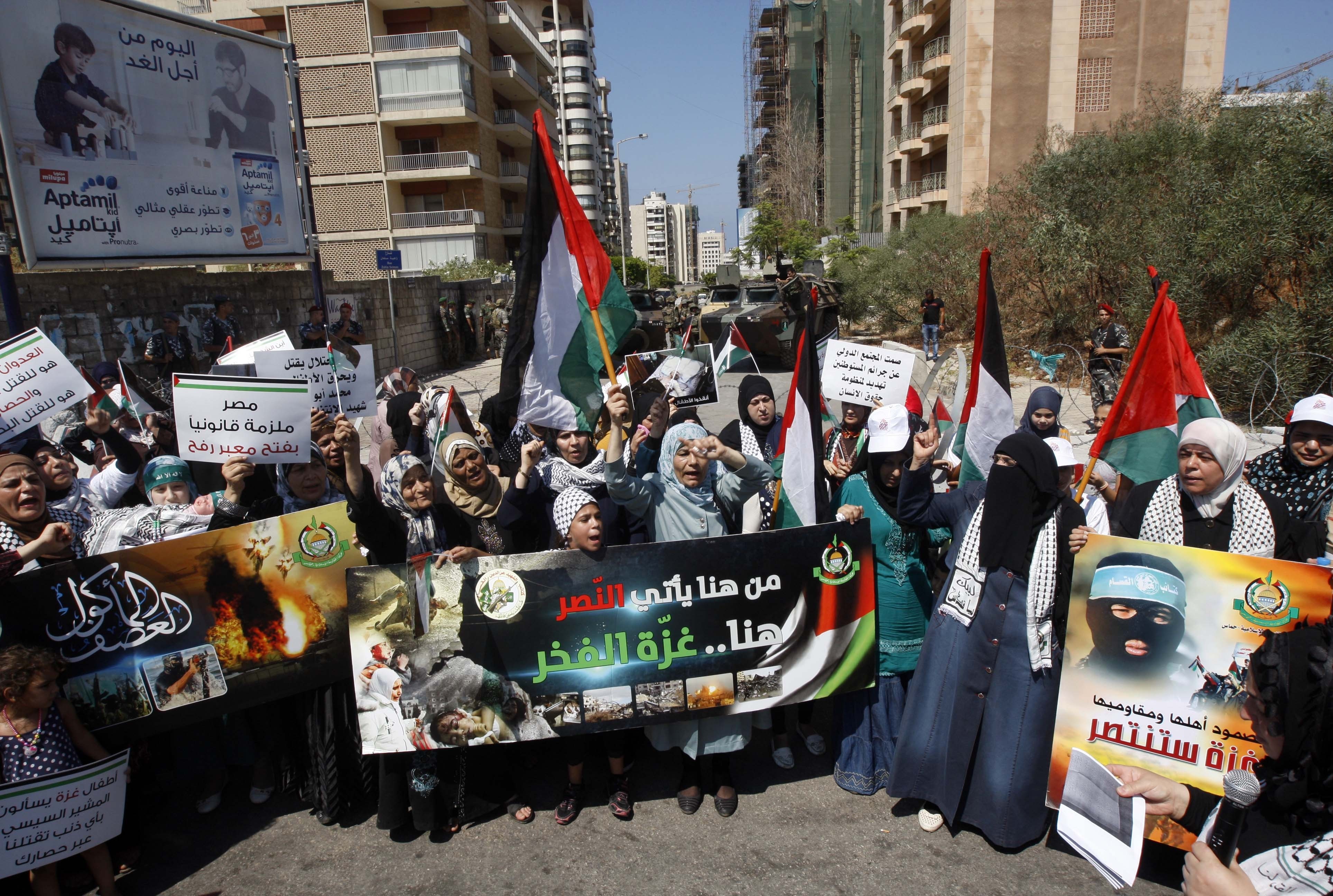 لبنانيات وفلسطينيات يتظاهرن أمام السفارة المصرية في بيروت 